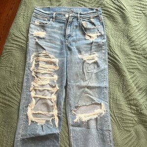 High rise 90s boyfriend Jean. Super distressed.